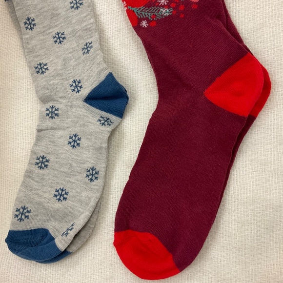 Women’s NWOT Socks Snowflakes/Poinsettias - Picture 3 of 6